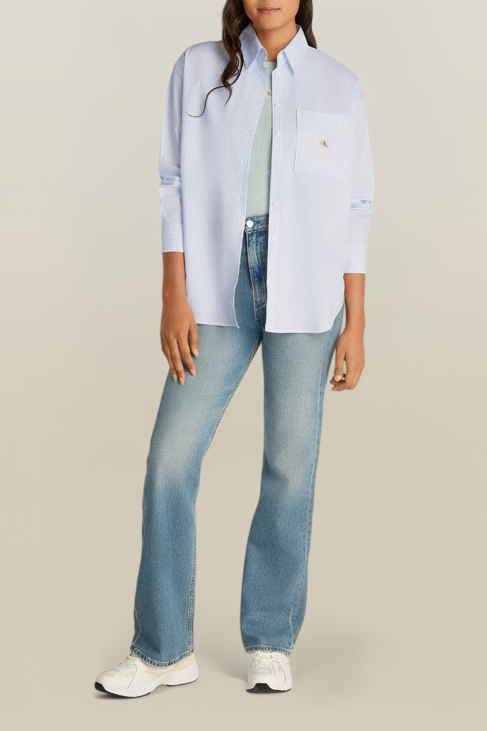 תמונת כל הלוק של חולצת כפתורים